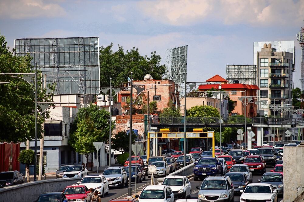En un recorrido de EL UNIVERSAL por arterias principales de la Ciudad, se pudo observar que algunos espectaculares permanecen en las azoteas. Foto: Hugo Salvador / EL UNIVERSAL
