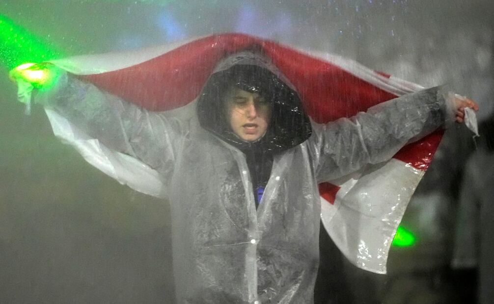 En Tiflis, Georgia, miles de manifestantes proeuropeos se enfrentaron nuevamente a la policía, que usó cañones de agua y gases lacrimógenos para dispersarlos. Foto: AP