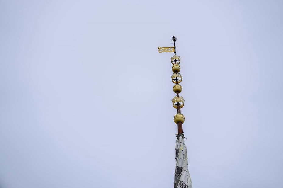 La aguja del edificio histórico de la antigua Bolsa de Valores (Boersen) durante las obras de renovación en Copenhague, Dinamarca. Foto: EFE