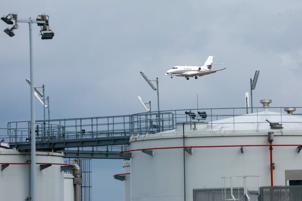 Un avión pasa cerca de instalaciones de almacenamiento de keroseno en Lieja, Bélgica. Europa enfrenta una crisis por falta de combustible. FOTO: EFE