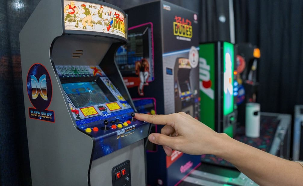 Una persona juega con una maquinita en la Feria del Juguete 2026. (17/02/26) Foto: EFE