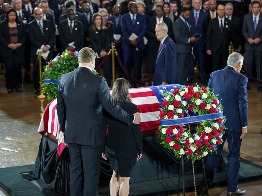 El féretro de Lindsey Graham en el Capitolio, donde se rindió homenaje al fallecido senador republicano. FOTO: AP