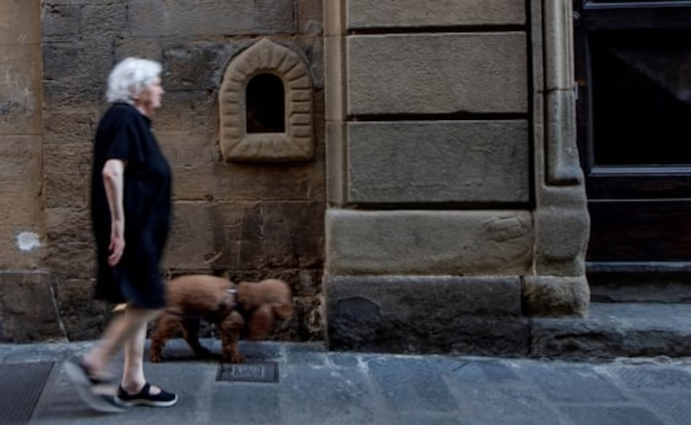 Italia retoma las ventanas de vino, un detalle arquitectónico de la Florencia de los Medici