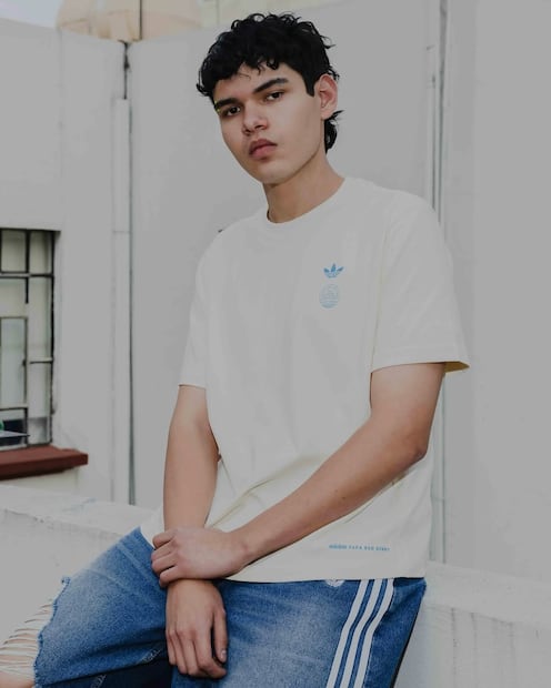 El frente de la playera beige incluye el Trefoil y el gráfico “De Puerto Rico para el mundo”. Foto: Instagram @adidasmx