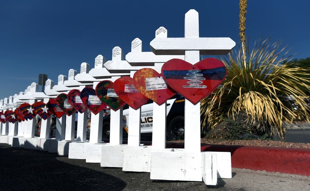 A cross for each of the victims waits to be taken to a growing memorial site two days after a mass shooting at a Walmart store in El Paso, Texas, U.S. - Photo: Callaghan O'Hare/REUTERS