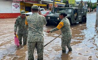Fuertes lluvias provocan inundaciones en Mazatlán, Sinaloa; cierran siete cruces viales