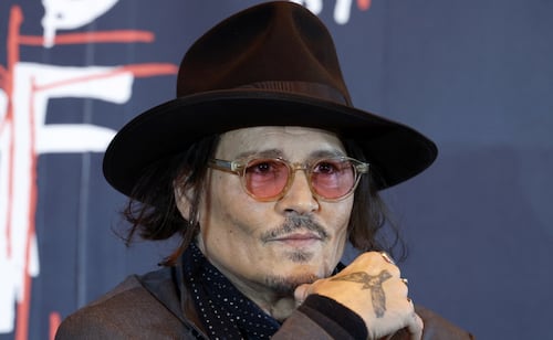 Johnny Depp debuta como escultor con "The Bunnyman", su primera escultura expuesta en Turquía