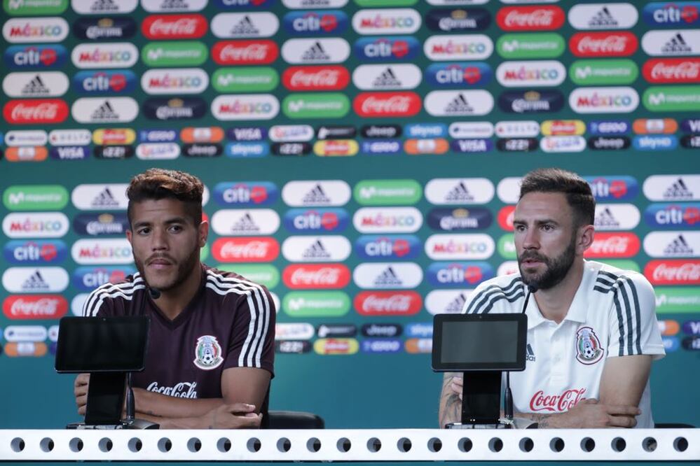 Jonathan Dos Santos y Miguel Layún en conferencia en Moscú. (Luis Cortés)