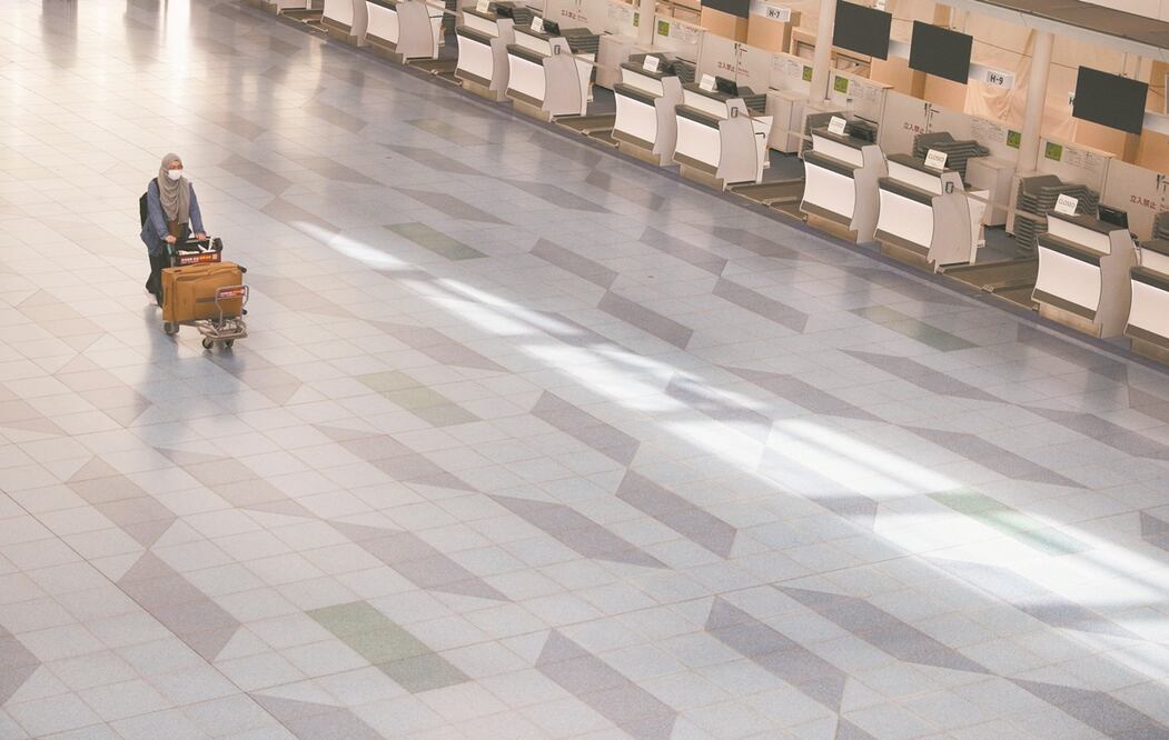El aeropuerto de Tokio, Japón, luce vacío ante el brote de coronavirus. En México no se han tomado medidas para restringir el arribo de extranjeros. Foto: STOYAN NENOV. REUTERS
