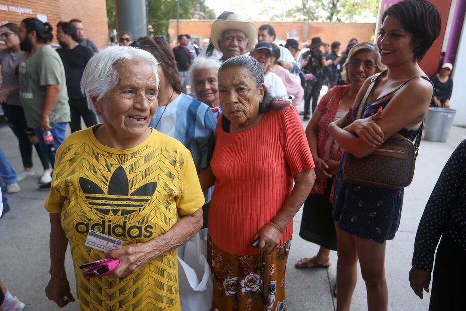 Varios ciudadanos acuideron a la casilla Especial con Urna Electrónica, en la Utopía Teotongo en la alcaldía Iztapalapa, sección 2574, en donde solo pudieron emitirs su voto quienes se encontraban fuera de su sección electoral. Foto: Luis Camacho / EL UNIVERSAL