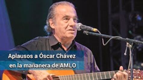 Aplausos y homenaje a Óscar Chávez en la mañanera de AMLO
