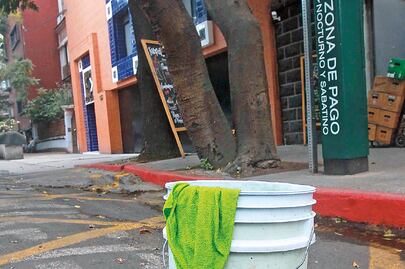 ¿De cuánto es la multa por apartar lugar en la calle con cubetas de cemento en la CDMX?