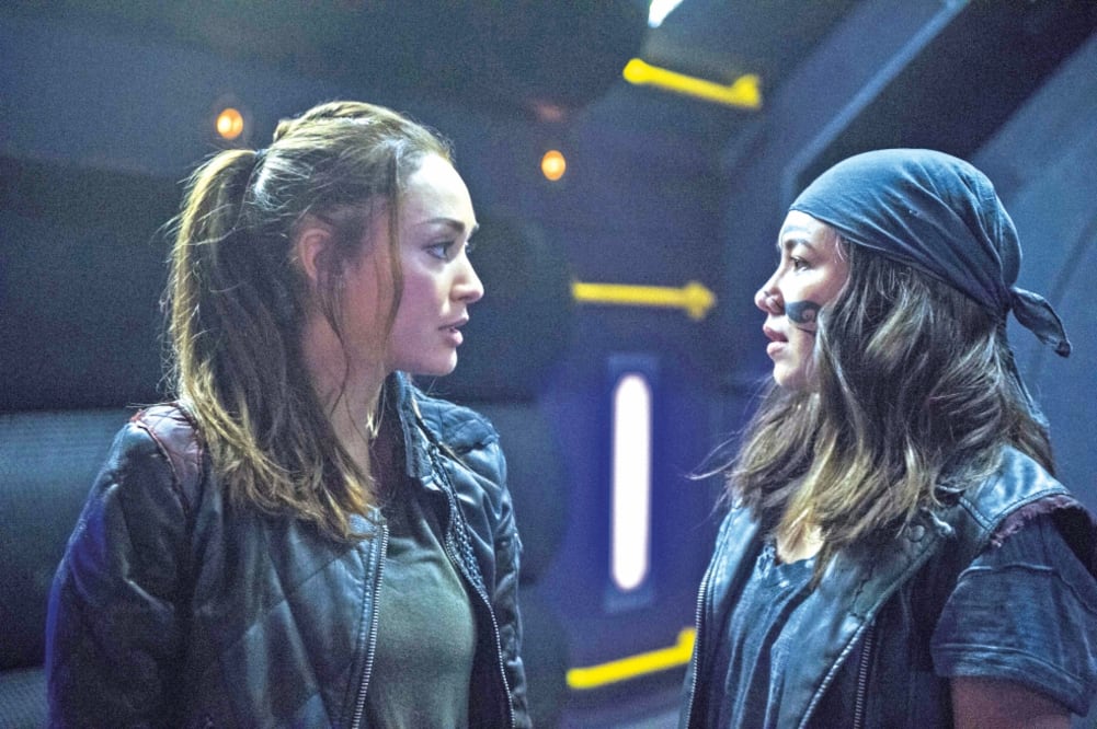 Lindsey Morgan y Luisa D’Oliveira también protagonizan la lucha apocalíptica (FOTOS: WARNER CHANNEL)