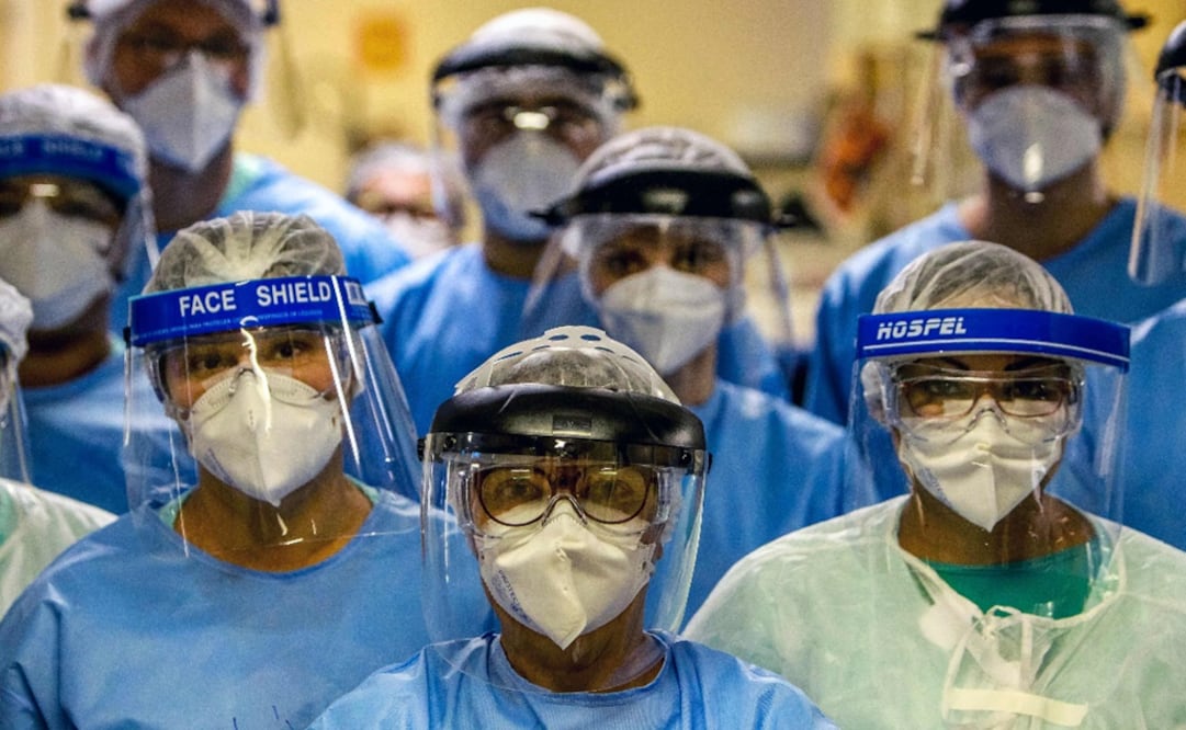 A group of doctors working with patients infected with the novel coronavirus COVID-19 – Photo: Silvio Ávila/AFP