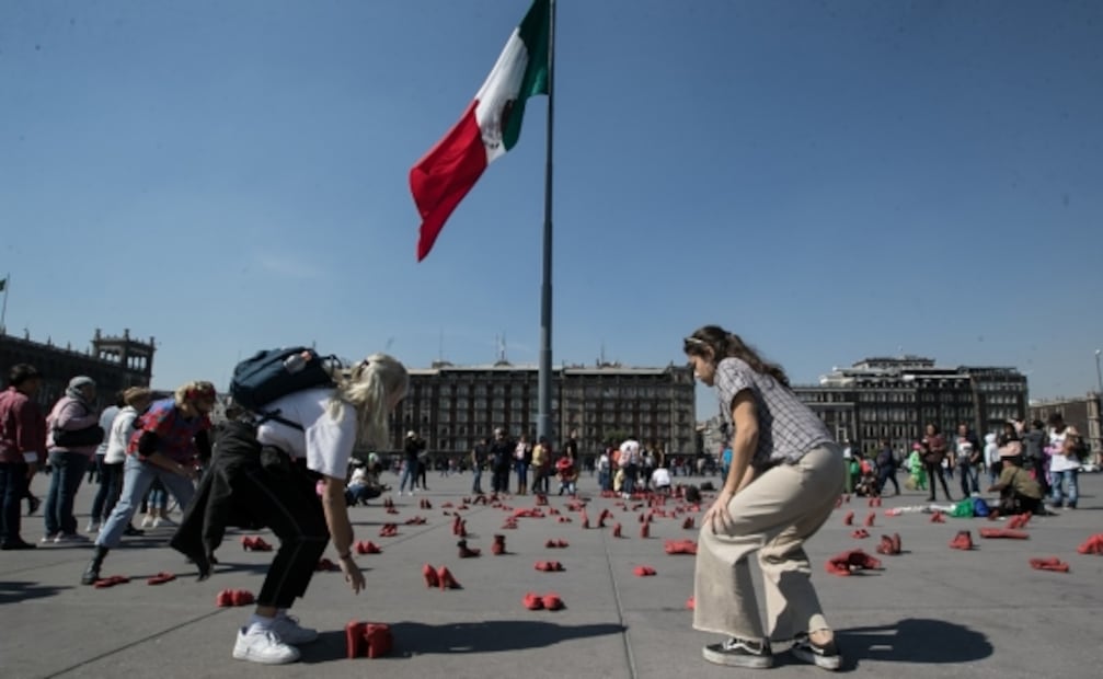 Obra "Zapatos rojos" en el Zócalo busca crear consciencia sobre feminicidios en México