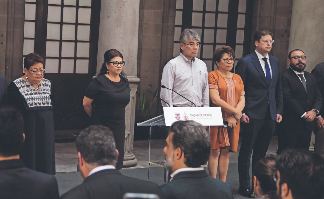 Clara Brugada, acompañada de todo su gabinete, alcaldes y diputados, lamentó el fallecimiento de sus dos colaboradores. Foto: de CARLOS MEJÍA. EL UNIVERSAL