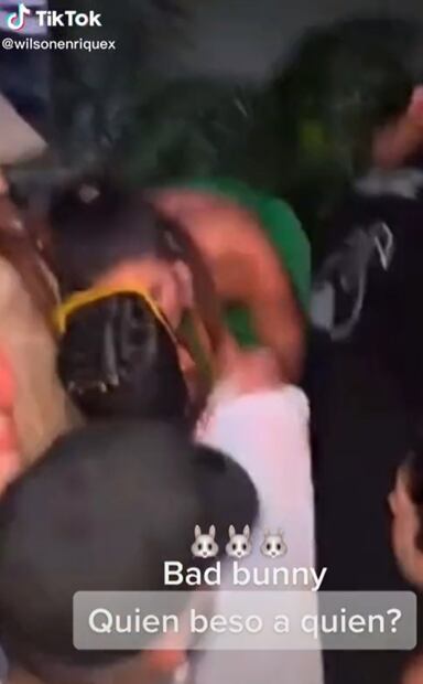 Fan le roba un beso a Bad Bunny y graban su reacción