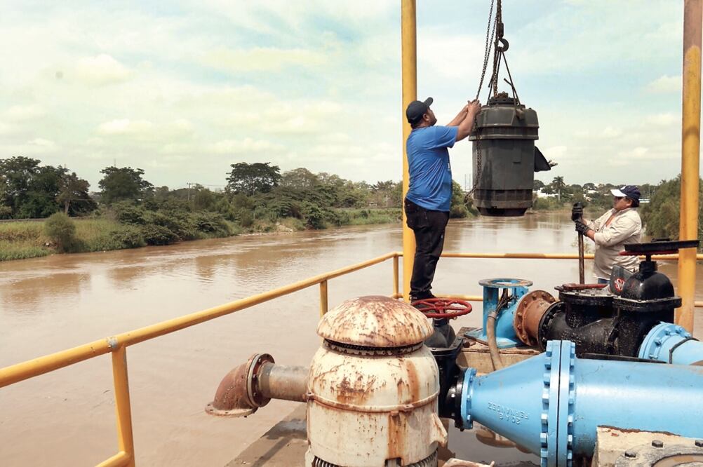 A causa del grado de turbidez, ocasionado por las fuertes lluvias en la zona serrana, las plantas potabilizadoras han colapsado (LUMA LÓPEZ. EL UNIVERSAL)