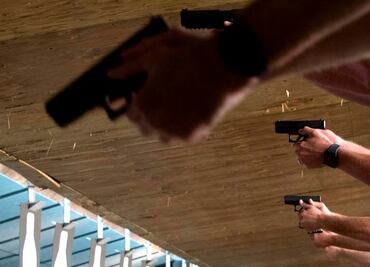 Critican a negocio de armas en Arizona por promoción de "Regreso a clases"