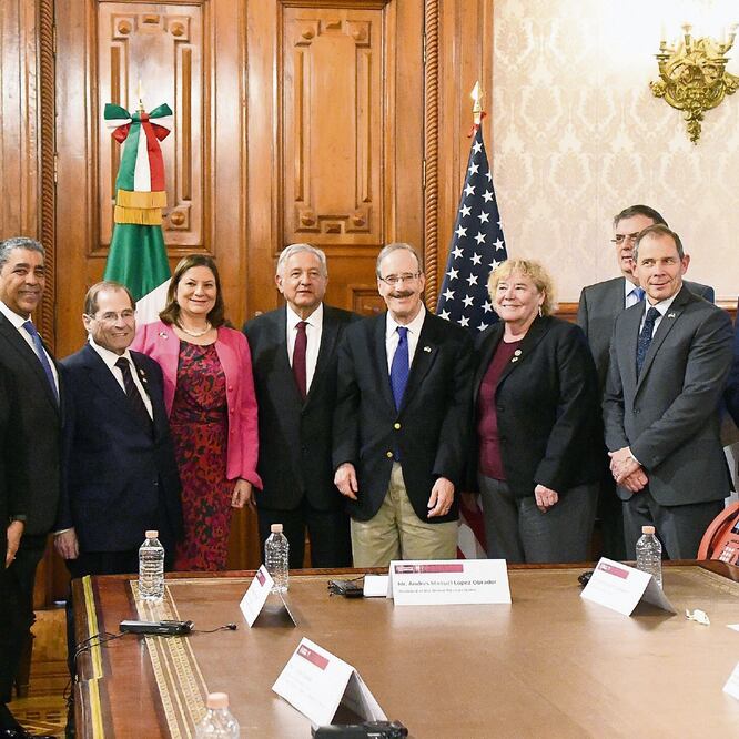 El presidente Andrés Manuel López Obrador, acompañado por el congresista estadounidense Elliot Engel (a su lado), en la reunión de ayer. NOTIMEX