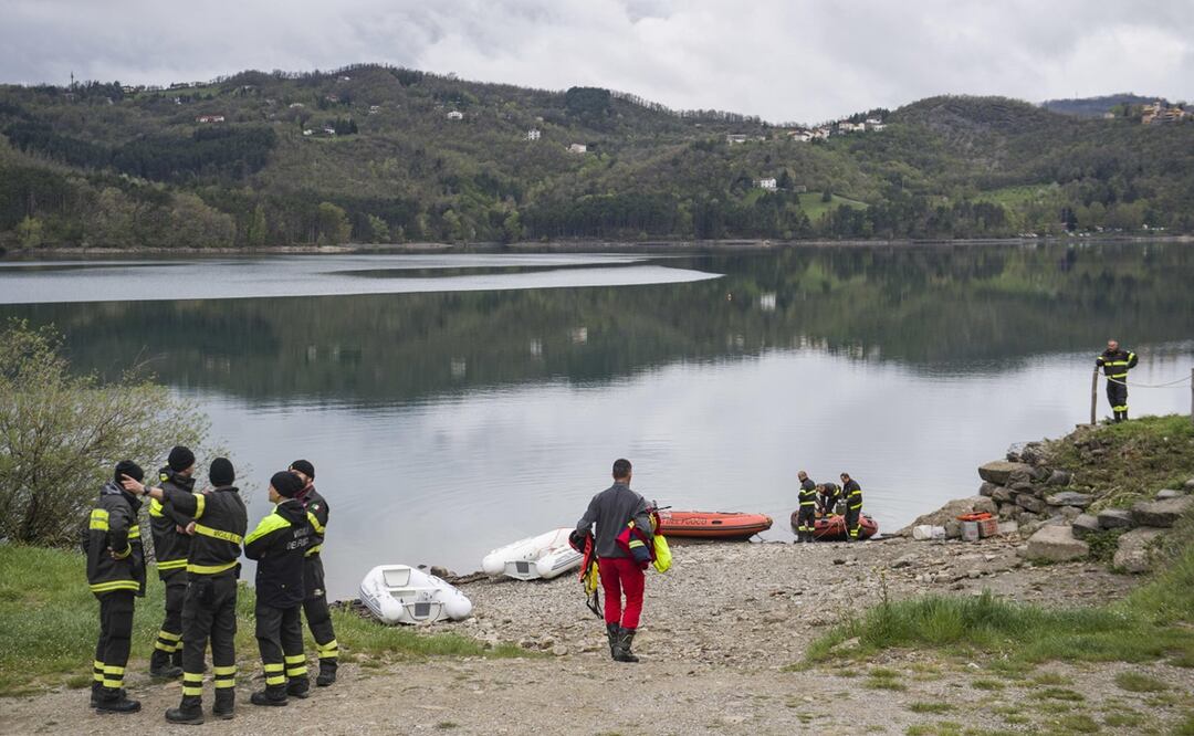 Un centenar de bomberos, entre ellos 12 buceadores, siguen presentes en el lugar para continuar la búsqueda. Foto: EFE