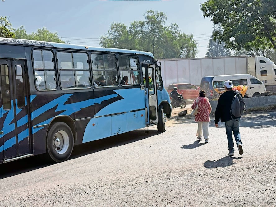 Los usuarios de transporte público cruzan desde la lateral de Periférico Norte, a la altura de la Unidad Militar Sur, dirección Ciudad de México, para abordar el autobús. Foto: Arturo Contreras / EL UNIVERSAL