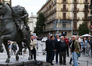 Desconocidos derriban una estatua de Francisco Franco de una exposición