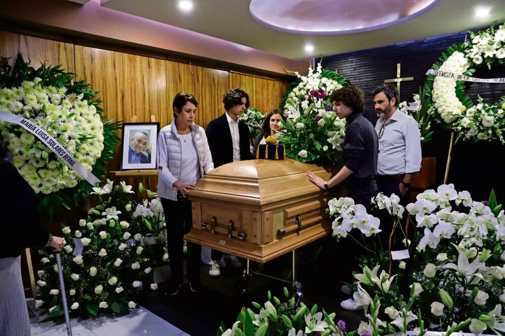 Numerosos arreglos florales, su retrato, una mesa con varios de sus libros y el caluroso aplauso de su familia, encabezada por su viuda, Myrna Ortega, así como sus amigos, recibieron el féretro de Ignacio Solares, que lucía el birrete que recibió como “Doctor Honoris Causa”. Foto: Fernanda Rojas
