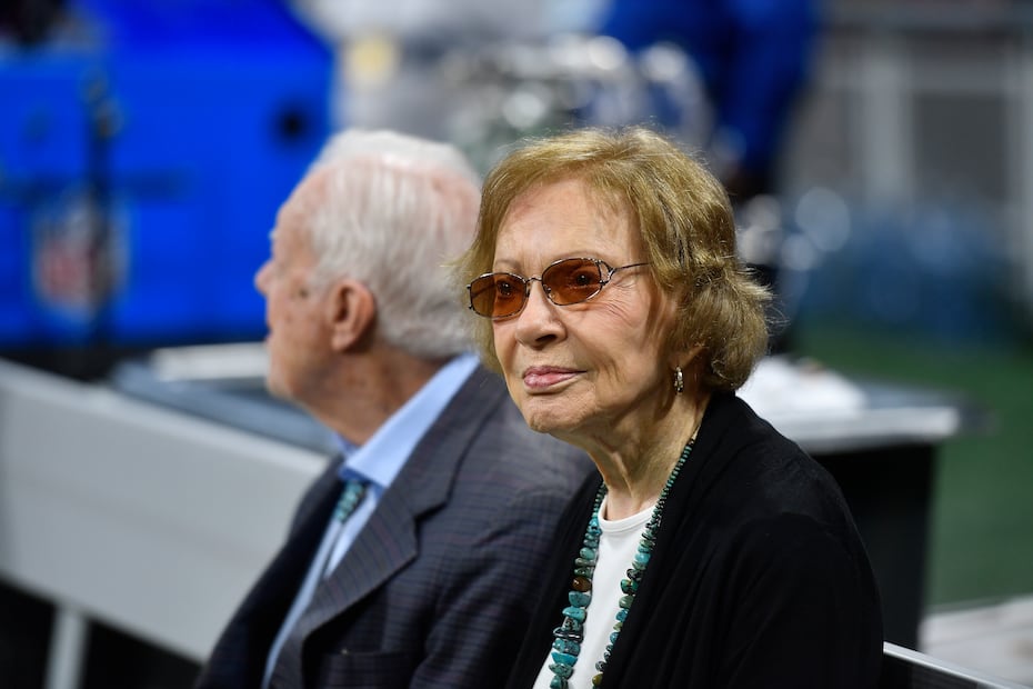 El ex presidente Jimmy Carter, izquierda, y la ex primera dama Rosalynn Carter son vistos antes de un partido de fútbol americano de la NFL entre los Atlanta Falcons y los Cincinnati Bengals, el 30 de septiembre de 2018, en Atlanta. Rosalynn Carter, la asesora más cercana a Jimmy Carter durante su mandato como presidente de Estados Unidos y sus cuatro décadas posteriores como humanitarias globales, murió el domingo 19 de noviembre de 2023. Tenía 96 años. Foto: (AP Photo/John Amis, File)