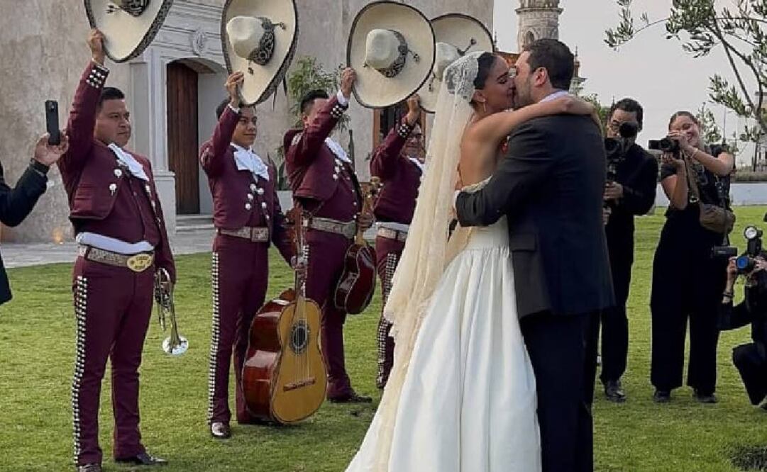 Con un tierno beso, los recién casados sellaron su amor. Foto: Instagram @jorgeghs
