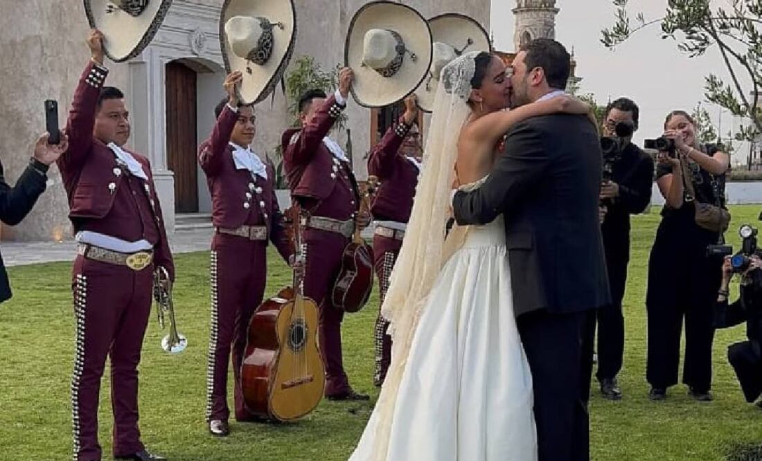 Con un tierno beso, los recién casados sellaron su amor. Foto: Instagram @jorgeghs