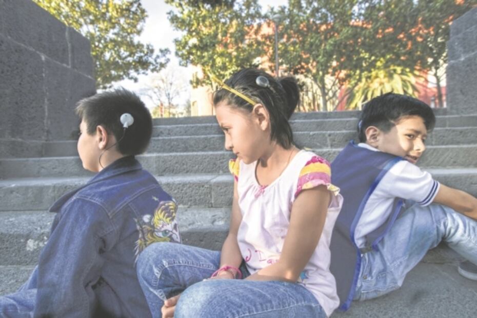 Urgen apoyo por implantes para sus niños con sordera 