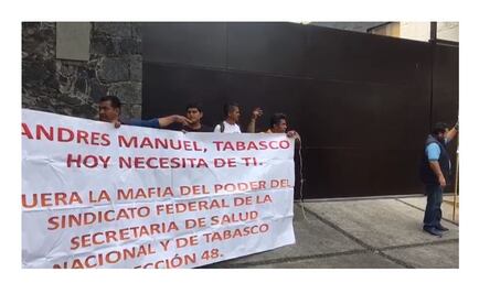 Después de tres horas de protesta, manifestantes se retiran de casa de AMLO