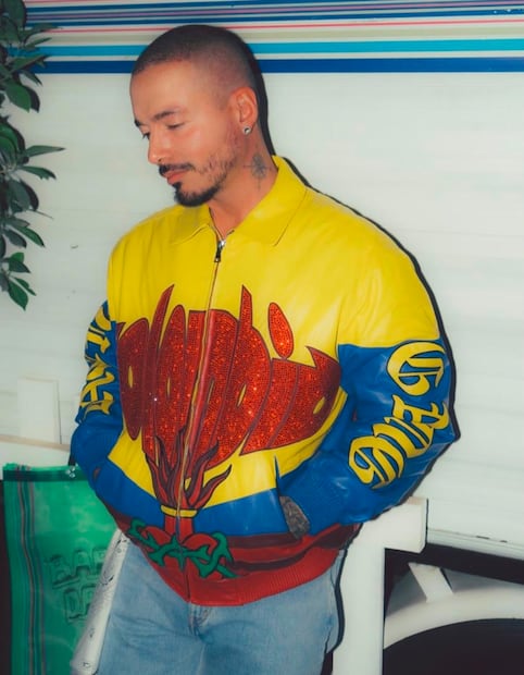 J Balvin modelando un look de Kiko Baez. Foto: Instagram @k.baez_