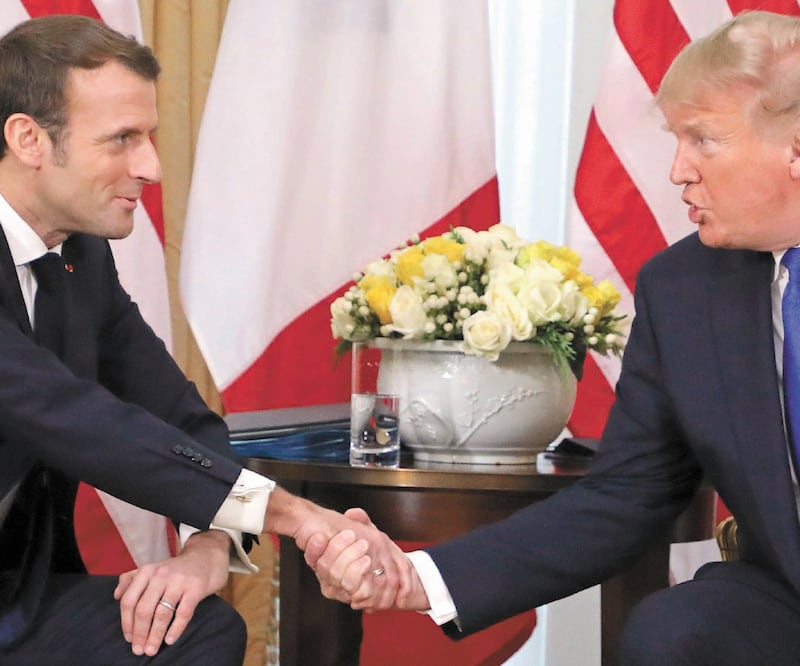 Reunión. El mandatario francés, Emmanuel Macron, con su homólogo estadounidense, Donald Trump, ayer en Londres. LUDOVIC MARIN. AFP