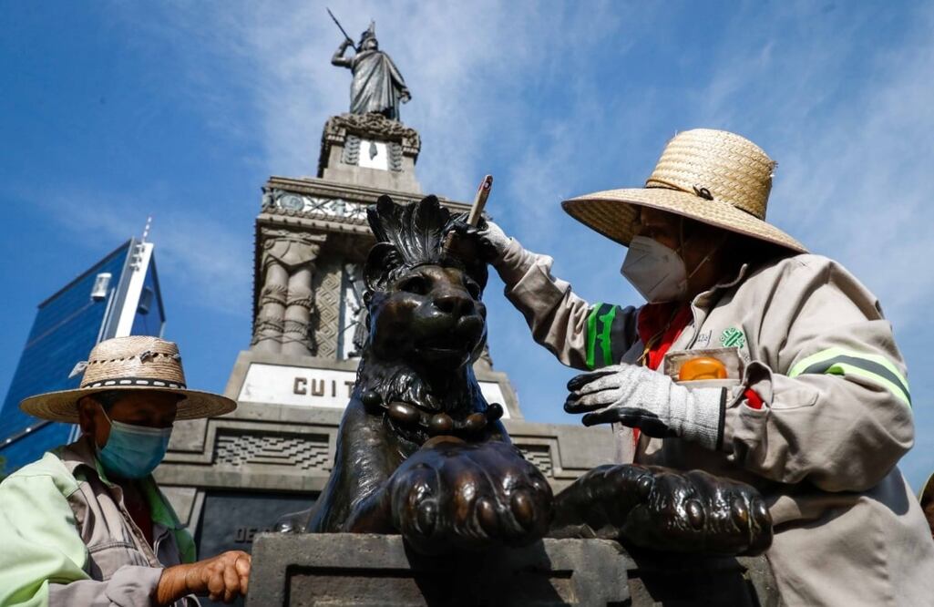 Ciudad de México.- Trabajadores de la Ciudad de México realizan labores de limpieza y mantenimiento a las esculturas que se ubican en la glorieta de Cuitláhuac, en el cruce de Paseo de la Reforma e Insurgentes. FOTO: DIEGO SIMÓN SÁNCHEZ
