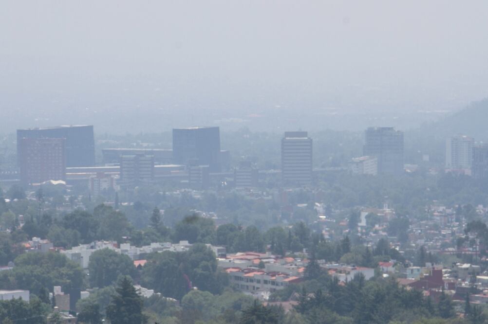 A pesar de que la contingencia ambiental por la mala calidad del aire está suspendida, la CDMX volvió a presentar bruma. / ROGELIO MORALES. CUARTOSCURO