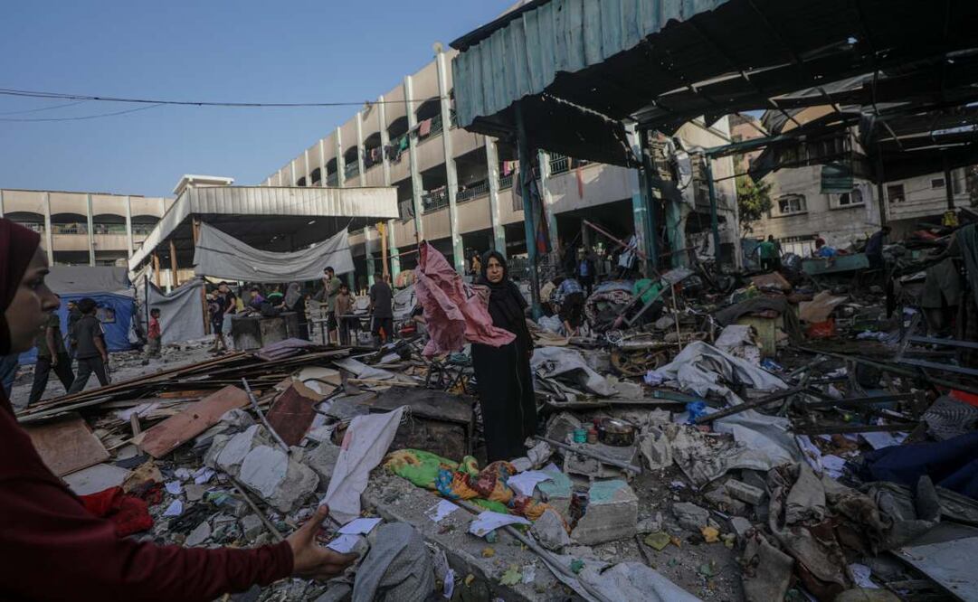 Palestinos desplazados internos inspeccionan sus refugios destruidos tras un ataque aéreo israelí contra la escuela Al Jerjawi, en el barrio de Al Daraj, en la ciudad de Gaza, el 26 de mayo de 2025. Según el Ministerio de Salud palestino, más de 30 palestinos murieron en el ataque aéreo ocurrido en la madrugada. Más de 53 mil 900 palestinos han muerto en la Franja de Gaza, según el Ministerio de Salud palestino, desde que Israel lanzó una campaña militar en la Franja en respuesta a un ataque transfronterizo liderado por el grupo militante palestino Hamas el 7 de octubre de 2023, en el que murieron unos mil 200 israelíes y más de 250 fueron tomados como rehenes. Foto: EFE