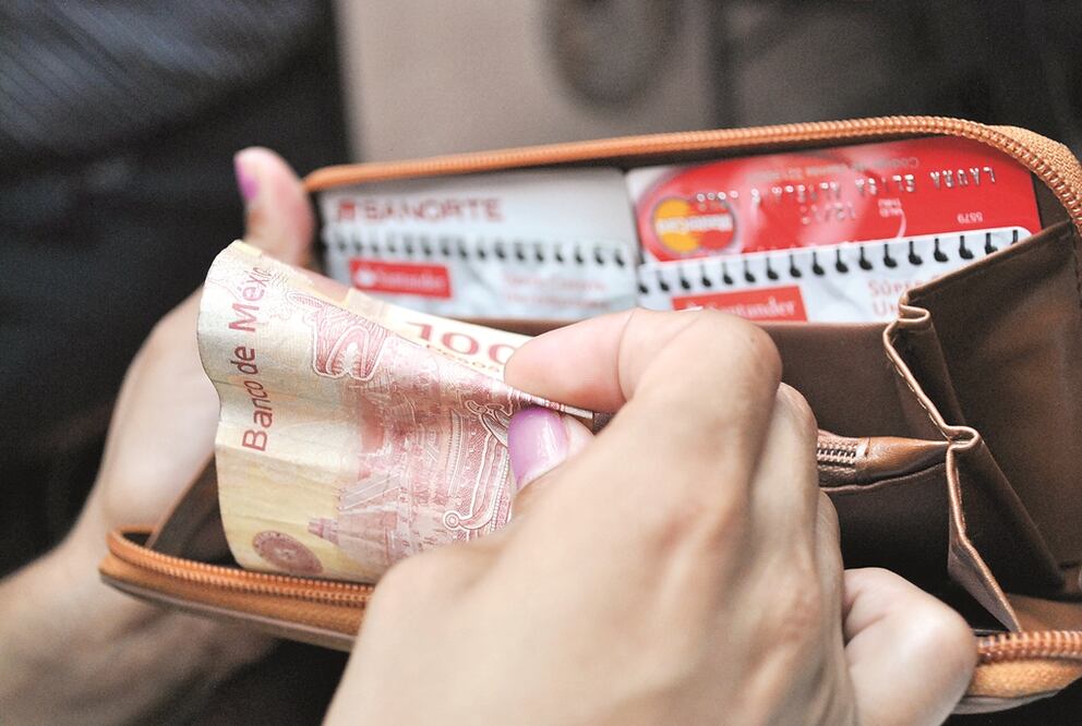 Wallet with credit cards & Mexican bills - Photo: Viviana Estrella/EL UNIVERSAL