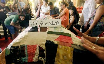 Nicanor Parra, que ironizaba con la religión, es velado con misas