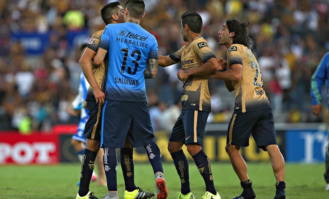Cabrera y Britos, casi a los golpes, al final del Puebla-Pumas
