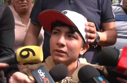 VIDEO: Sale del hospital Cristian, joven al que compañeros prendieron fuego en escuela de Texcoco