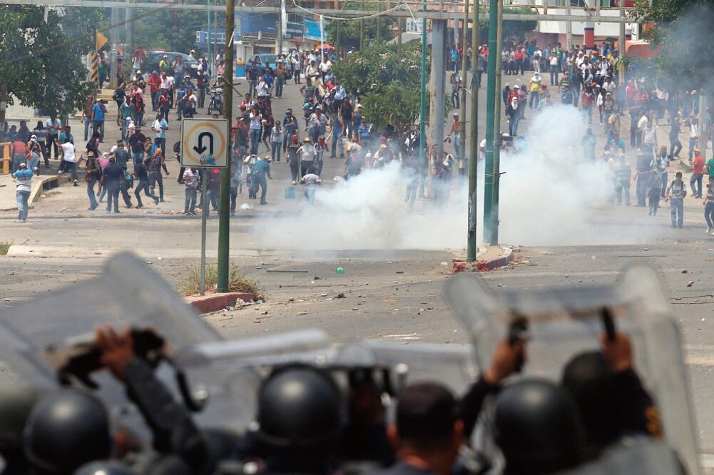 Integrantes de la CNTE se enfrentaron con policías estatales al intentar tomar gasolineras en Tuxtla Gutiérrez (JACOB GARCÍA. CUARTOSCURO)