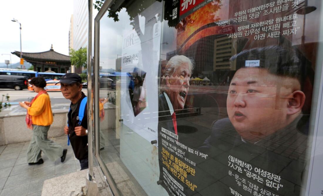 La portada de una revista surcoreana, en la que aparecen el presidente de Estados Unidos, Donald Trump, y el líder norcoreano Kim Jong Un (Foto: AP)