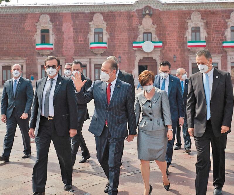 El gobernador Martín Orozco Sandoval llevó al Congreso estatal el documento de su Cuarto Informe de Gobierno. 