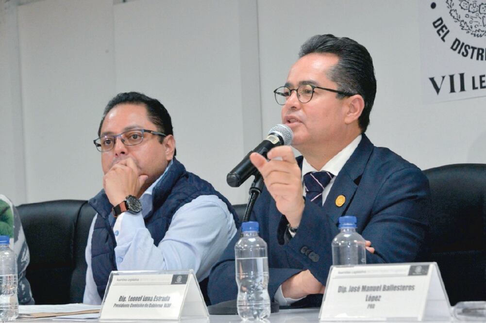 Leonel Luna (derecha), presidente de la Comisión de Gobierno, aclaró que se trata de desahogar un tema que no obedece a un tema político. Foto: ARCHIVO EL UNIVERSAL