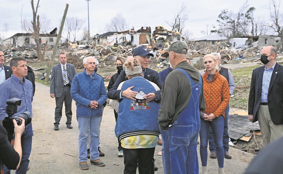 El presidente Joe Biden abraza a una mujer afectada por el tornado que impactó el viernes en Dawson Springs, Kentucky. El mandatario prometió que el gobierno seguirá ayudando “el tiempo que sea necesario”. Foto: Brendan Smialowski. AFP