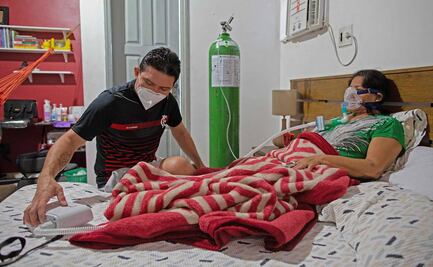 Médico trata a su madre en casa, ante hospitales saturados por Covid-19 en Brasil