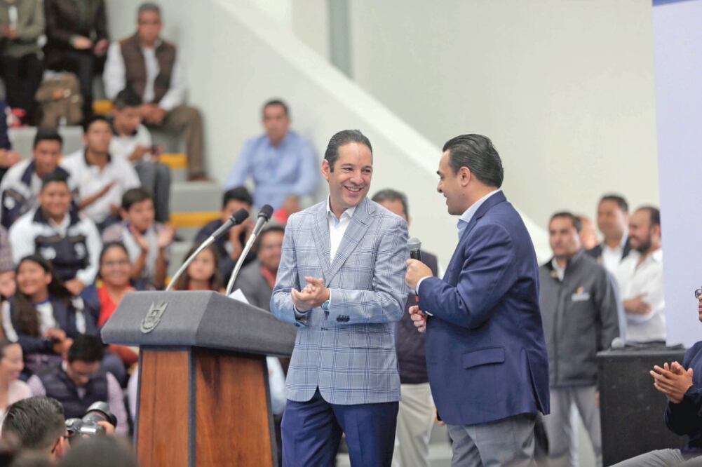 El gobernador Francisco Domínguez Servién recordó que el año pasado se aplicaron recursos estatales por más de 9.5 millones de pesos para mejorar las instalaciones de este plantel educativo de Santa María Magdalena.