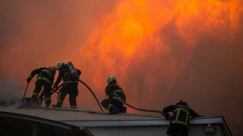 "Estamos descolocados por tanta quema, tanto saqueo", dice jefe de bomberos durante protestas en Chile 